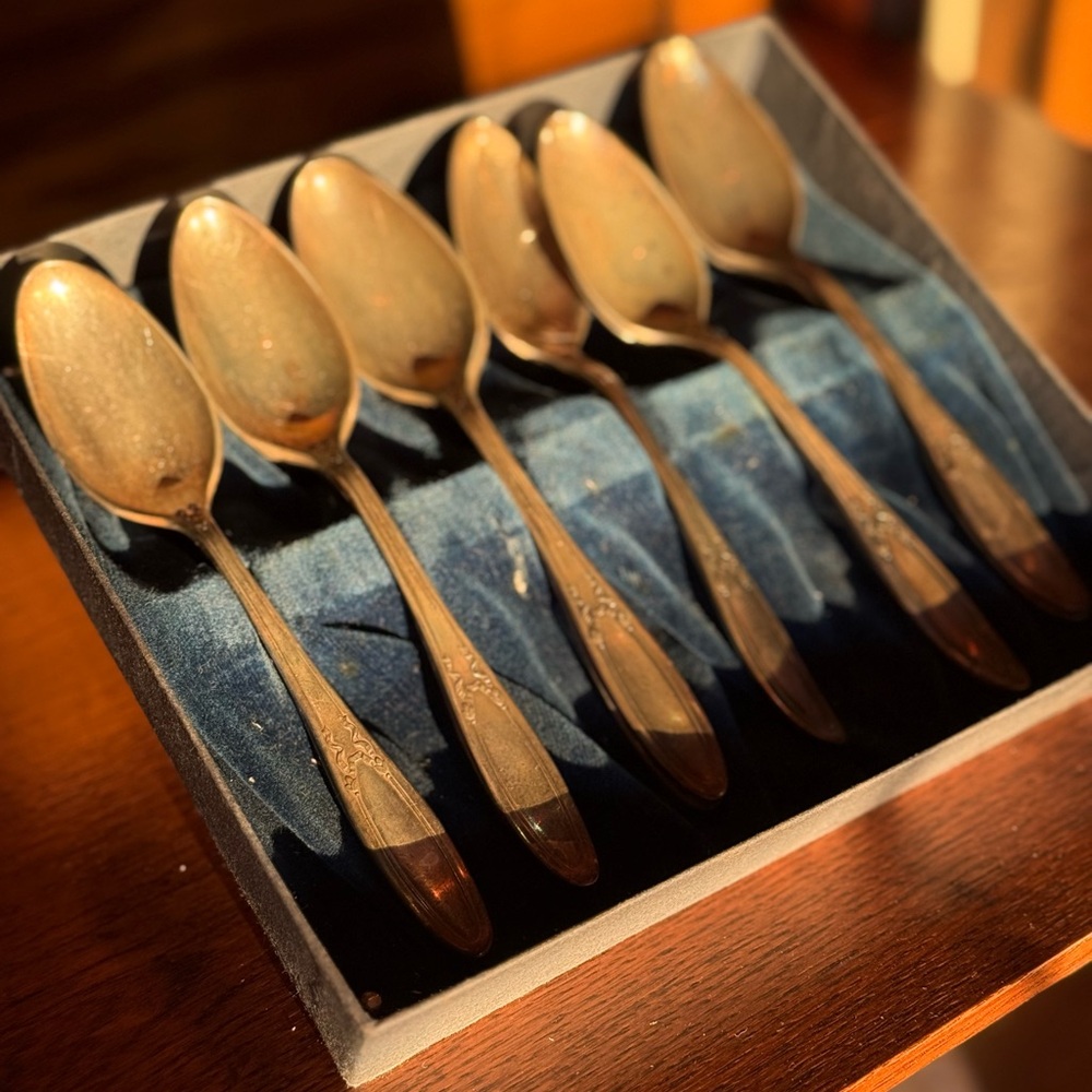 Vintage (12) silver teaspoons - Picture 2 of 7